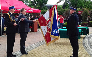 Obchody Dnia Strażaka w Ełku. Wiceminister przekazał pożarnikom nowy sztandar oraz promesę na zakup wozu